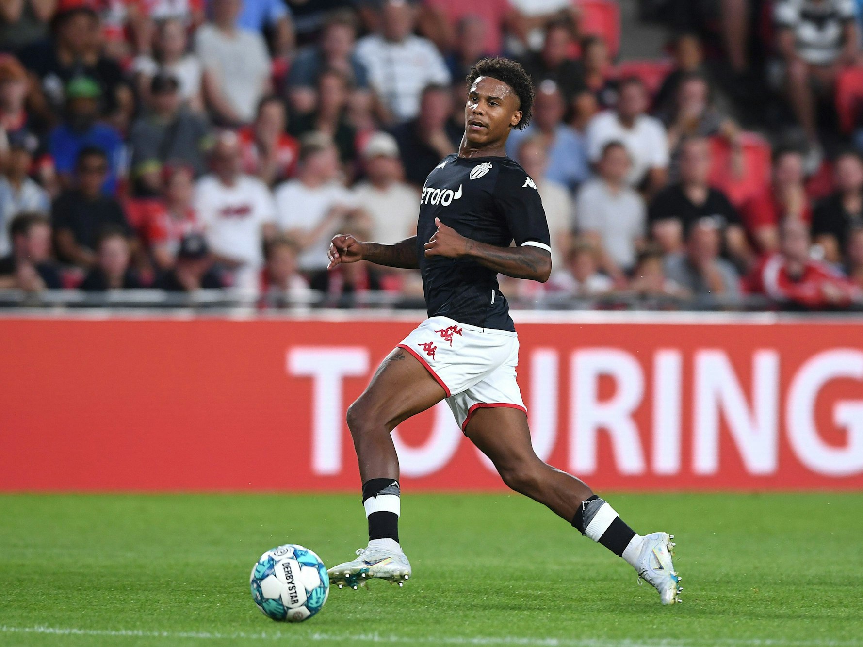 Ismail Jakobs von der AS Monaco führt den Ball.