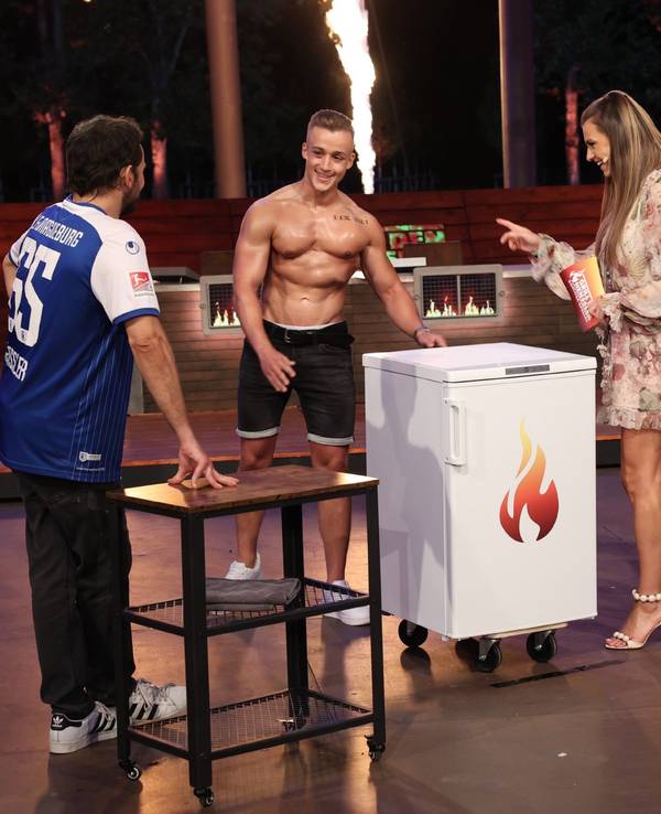 Steffen Henssler, Bodybuilder Daniel und Laura Wontorra bei „Grill den Henssler“.