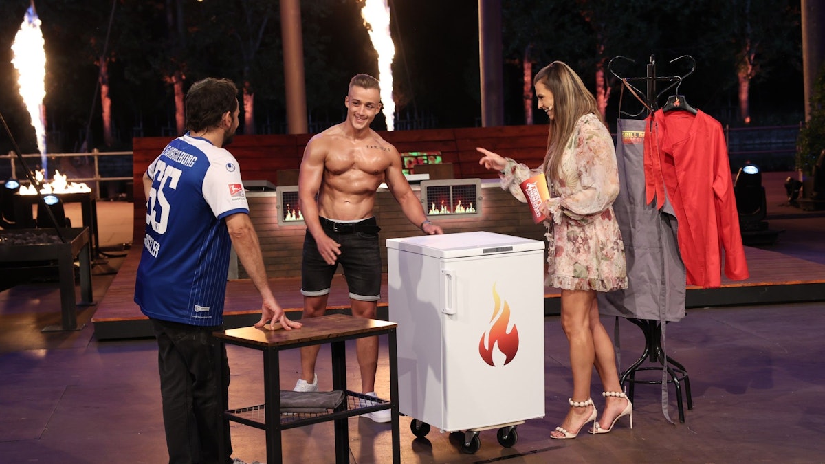 Steffen Henssler, Bodybuilder Daniel und Laura Wontorra bei „Grill den Henssler“.