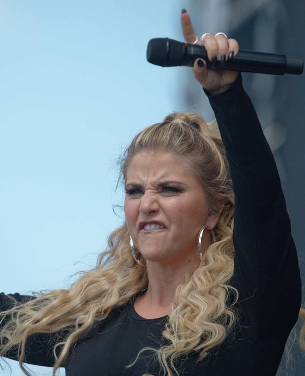 Die Sängerin Beatrice Egli steht beim Schlager-Event "Lieblingslieder" in der Rheinaue in Bonn auf der Bühne.