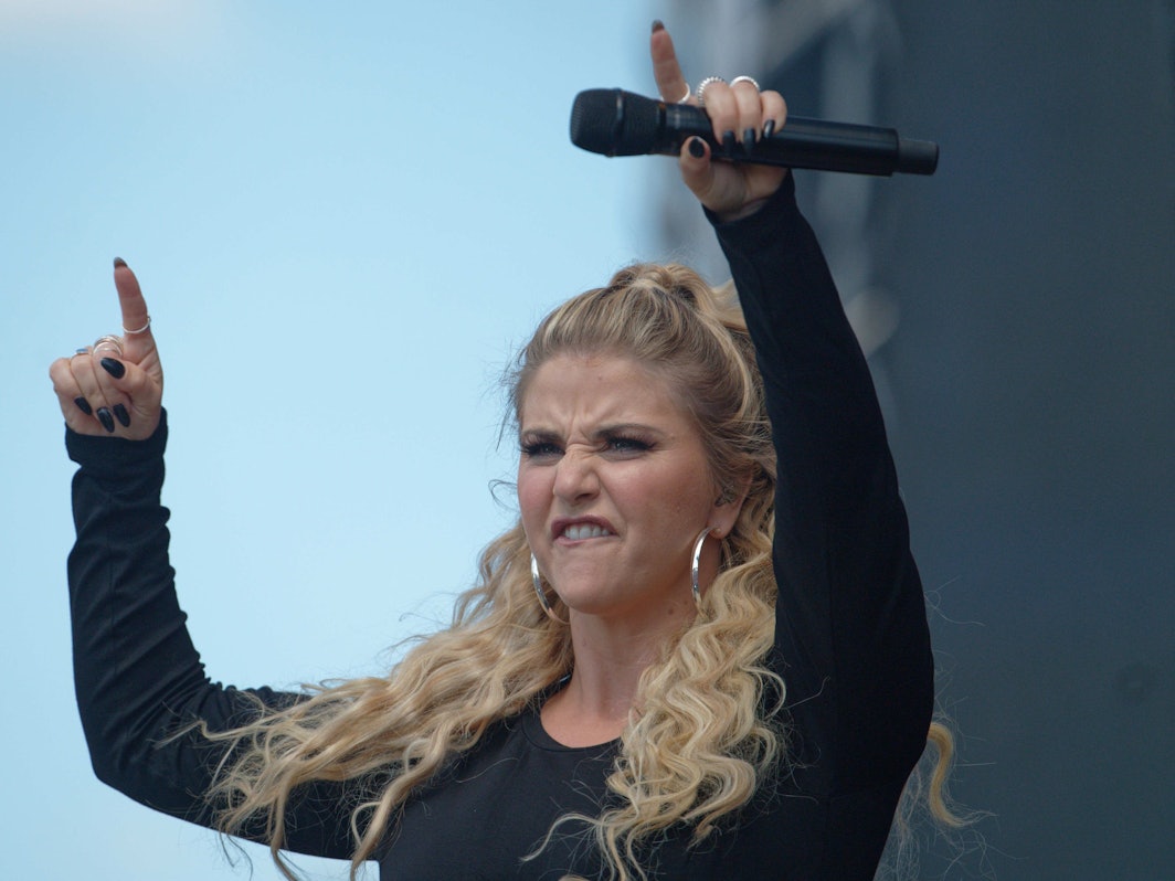 Die Sängerin Beatrice Egli steht beim Schlager-Event "Lieblingslieder" in der Rheinaue in Bonn auf der Bühne.