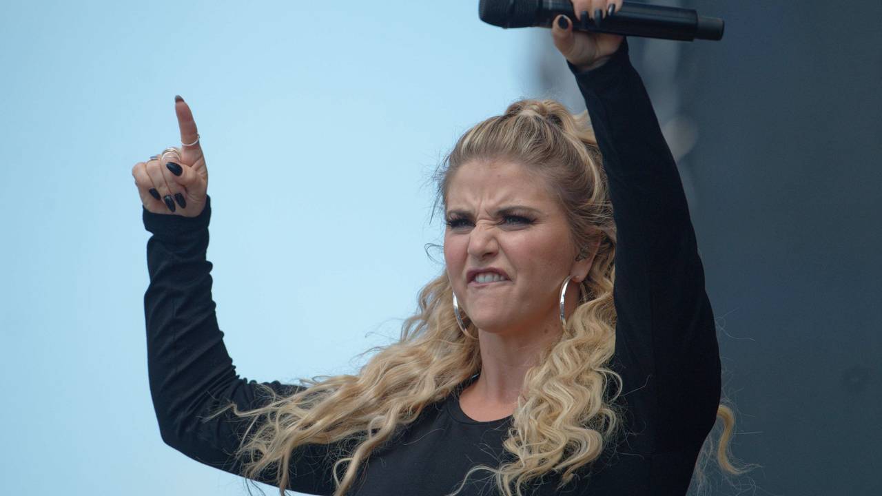 Die Sängerin Beatrice Egli steht beim Schlager-Event "Lieblingslieder" in der Rheinaue in Bonn auf der Bühne.