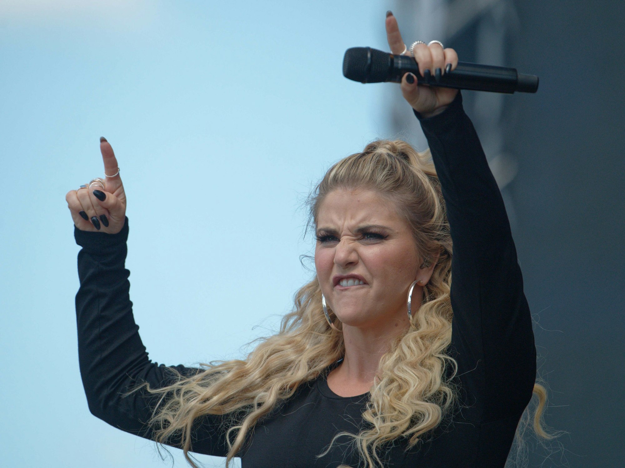 Die Sängerin Beatrice Egli steht beim Schlager-Event "Lieblingslieder" in der Rheinaue in Bonn auf der Bühne.