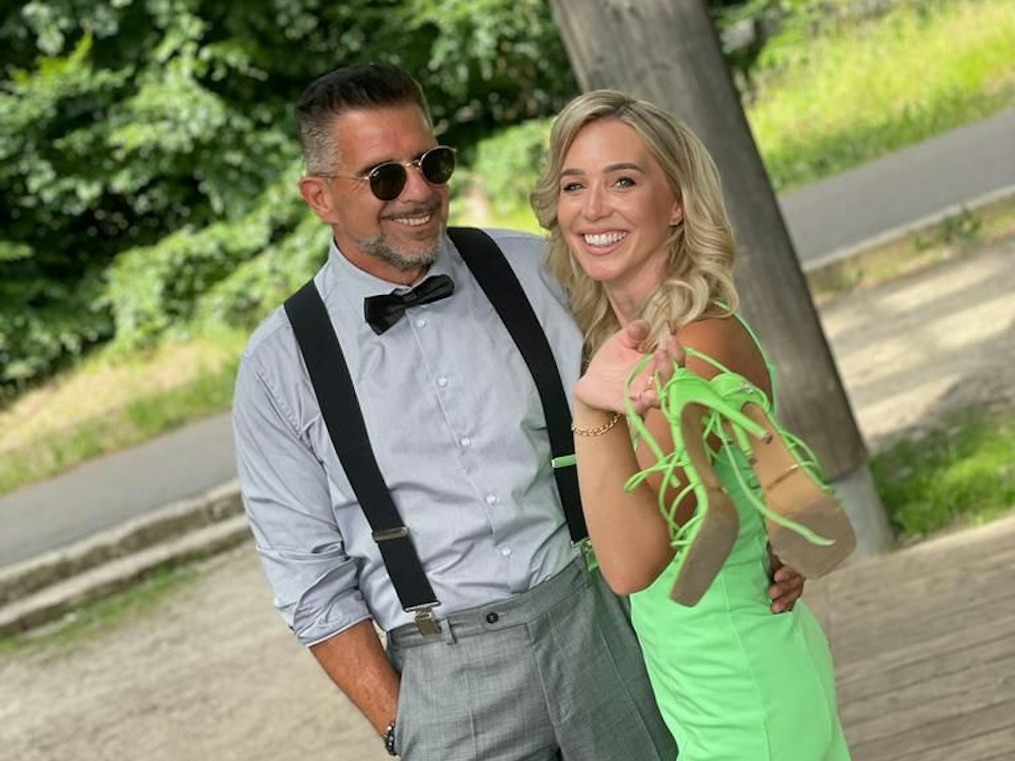 Marco Gülpen und Ehefrau Tamara posieren für ein Foto.