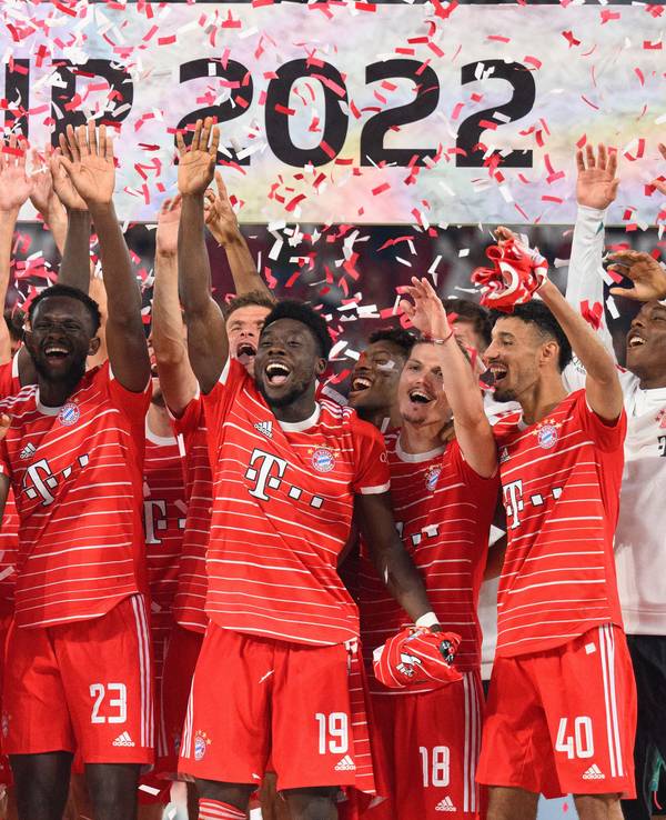 Der FC Bayern München feiert den Gewinn des Supercup über RB Leipzig.