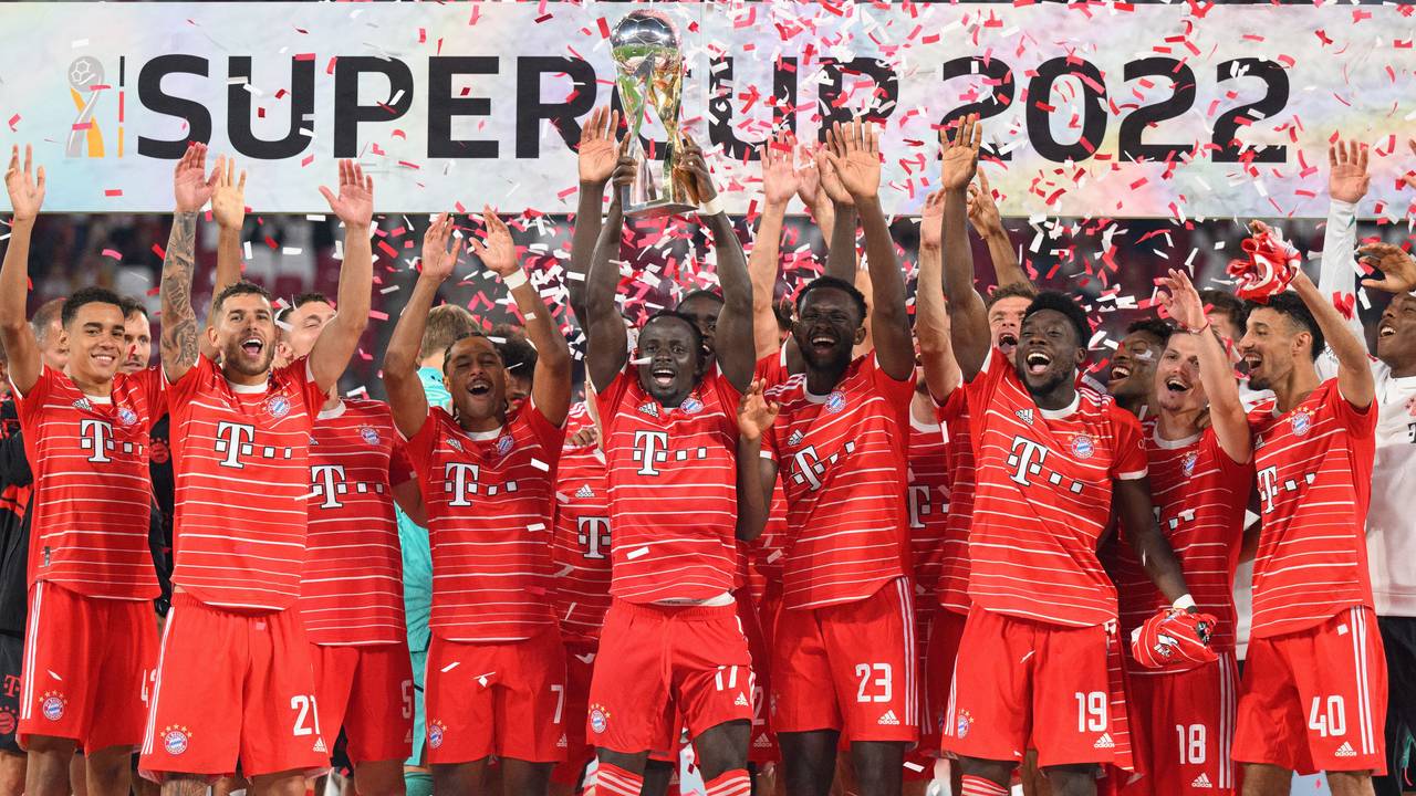 Der FC Bayern München feiert den Gewinn des Supercup über RB Leipzig.