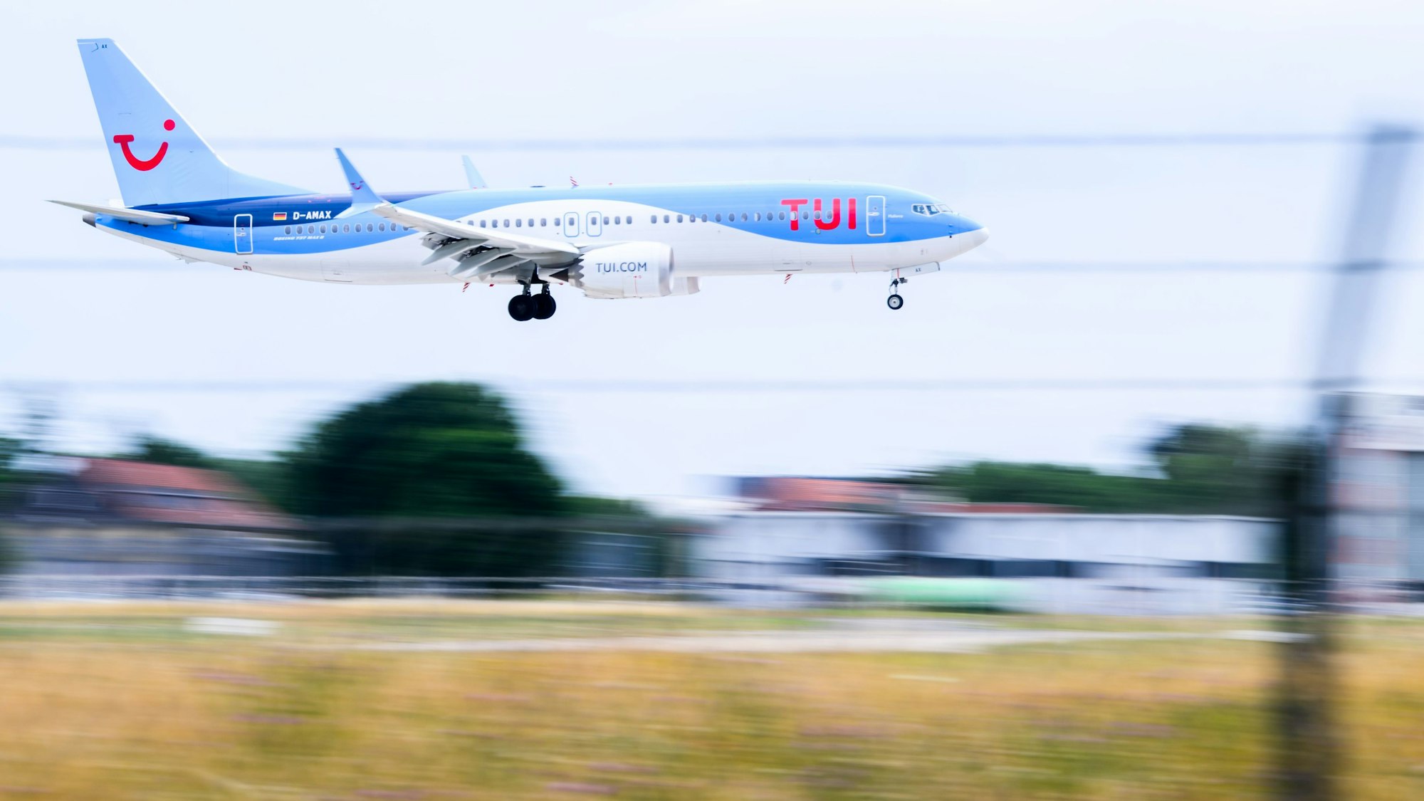 Auch eine Tui-Maschine musste notlanden. Unser Archivfoto zeigt Flugzeug der Airline Tui im Landeanflug am Flughafen Palma de Mallorca.