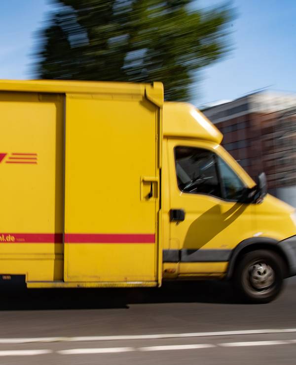 Eine Kundin beschwerte sich bei DHL über den Service. Unser Foto zeigt ein DHL-Fahrzeug im Einsatz.