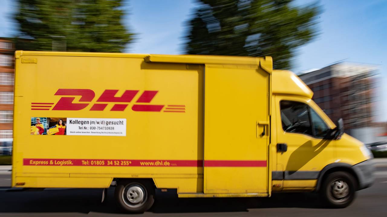 Eine Kundin beschwerte sich bei DHL über den Service. Unser Foto zeigt ein DHL-Fahrzeug im Einsatz.