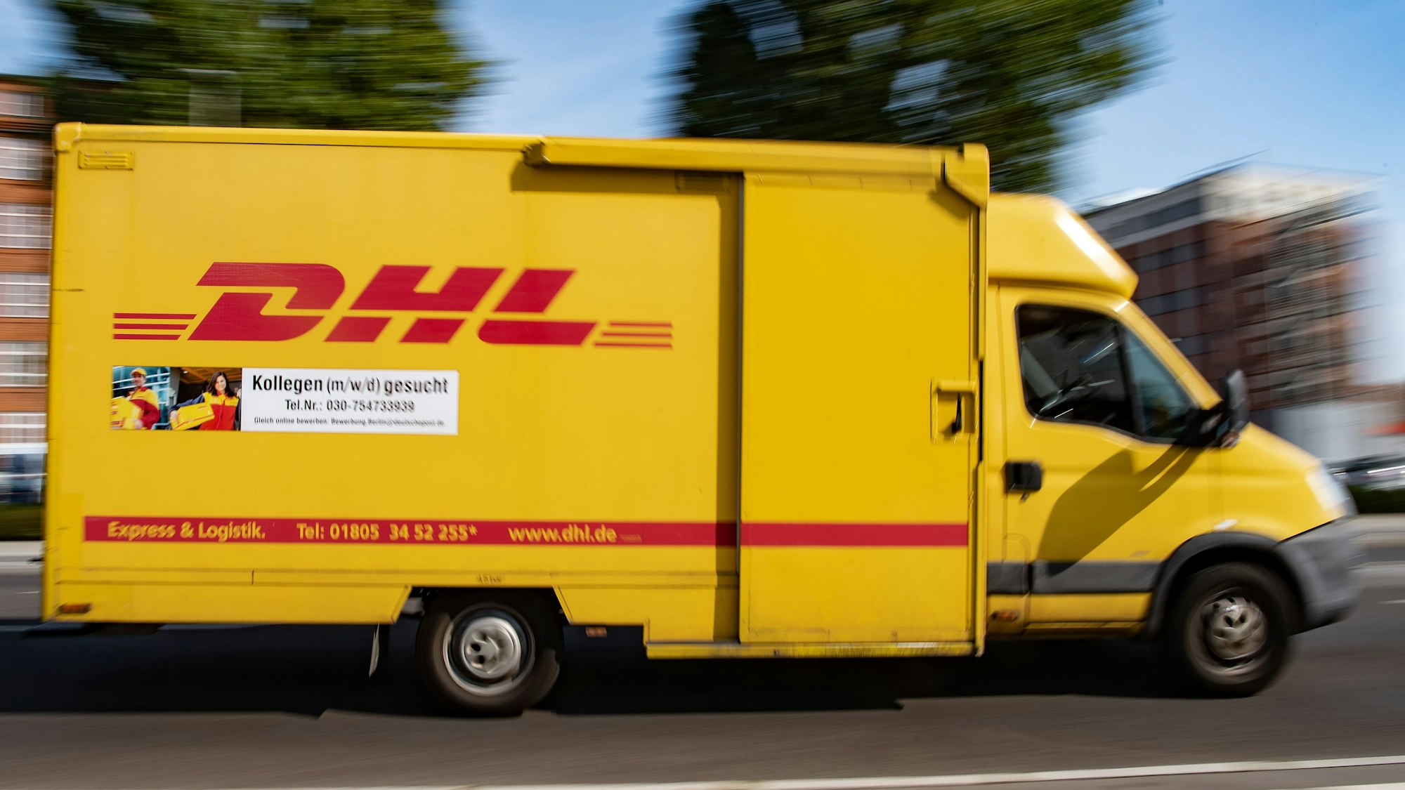 Eine Kundin beschwerte sich bei DHL über den Service. Unser Foto zeigt ein DHL-Fahrzeug im Einsatz.
