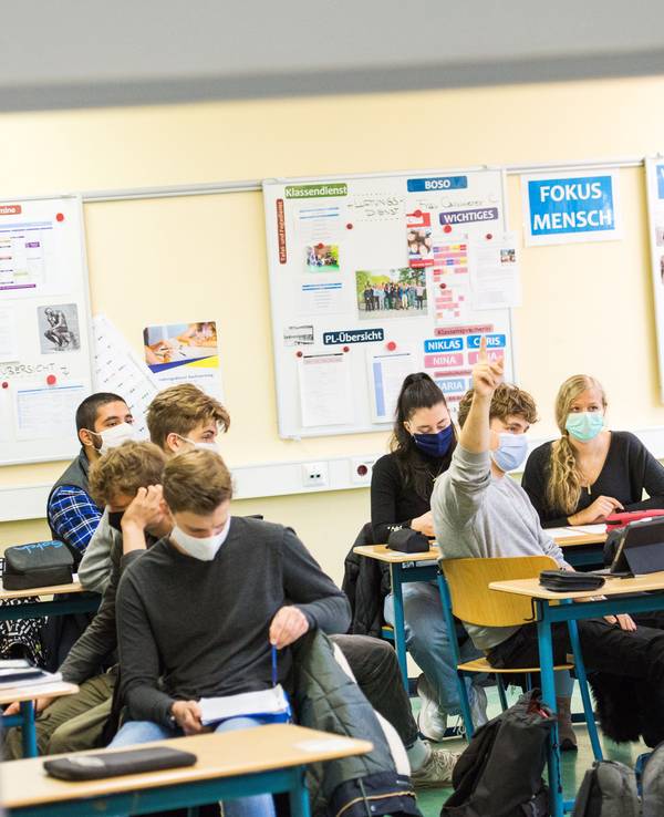 Schüler einer 13. Klasse der Oberstufe der Stadtteilschule Niendorf sitzen mit Mund-Nasen-Bedeckungen im Deutsch-Unterricht.