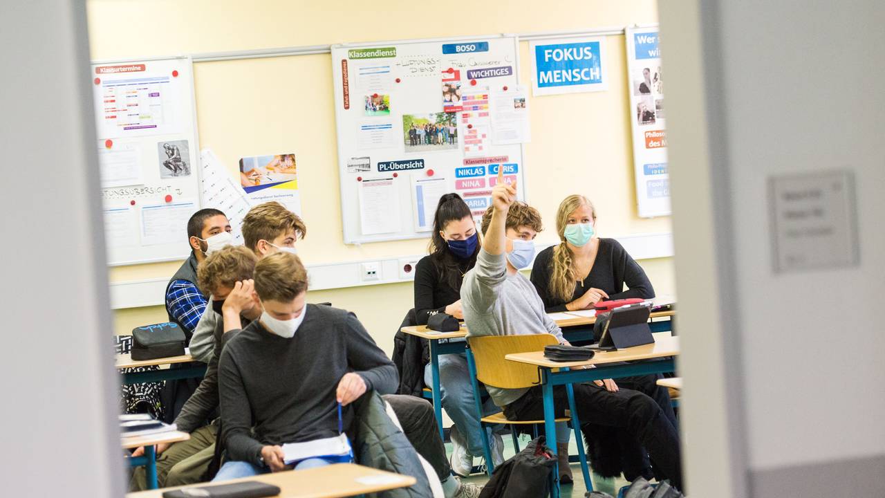Schüler einer 13. Klasse der Oberstufe der Stadtteilschule Niendorf sitzen mit Mund-Nasen-Bedeckungen im Deutsch-Unterricht.