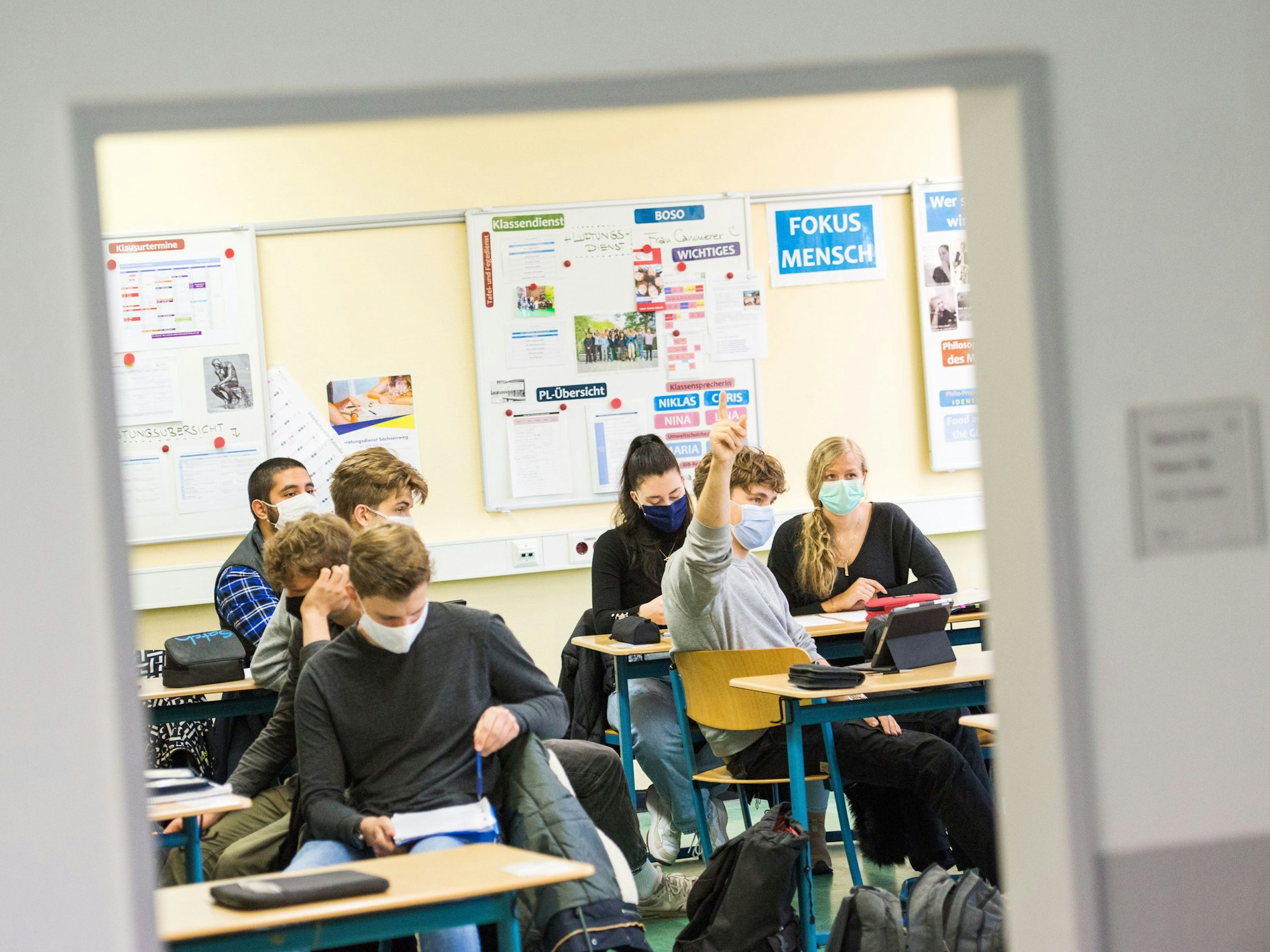 Schüler einer 13. Klasse der Oberstufe der Stadtteilschule Niendorf sitzen mit Mund-Nasen-Bedeckungen im Deutsch-Unterricht.