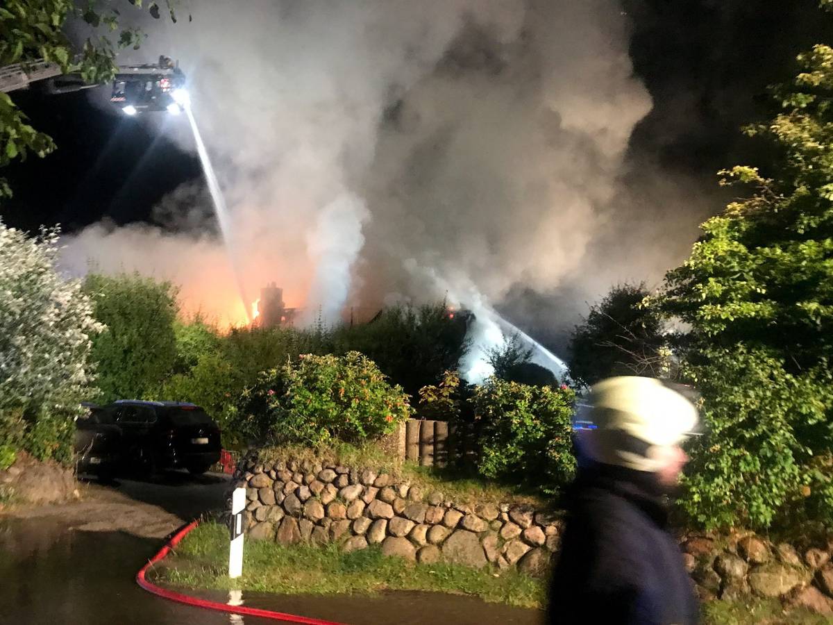 Ein Brand im Nobelort Kampen auf Sylt hält die Feuerwehr am Mittwoch (10. August) in Atem.
