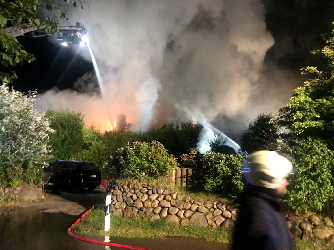 Ein Brand im Nobelort Kampen auf Sylt hält die Feuerwehr am Mittwoch (10. August) in Atem.