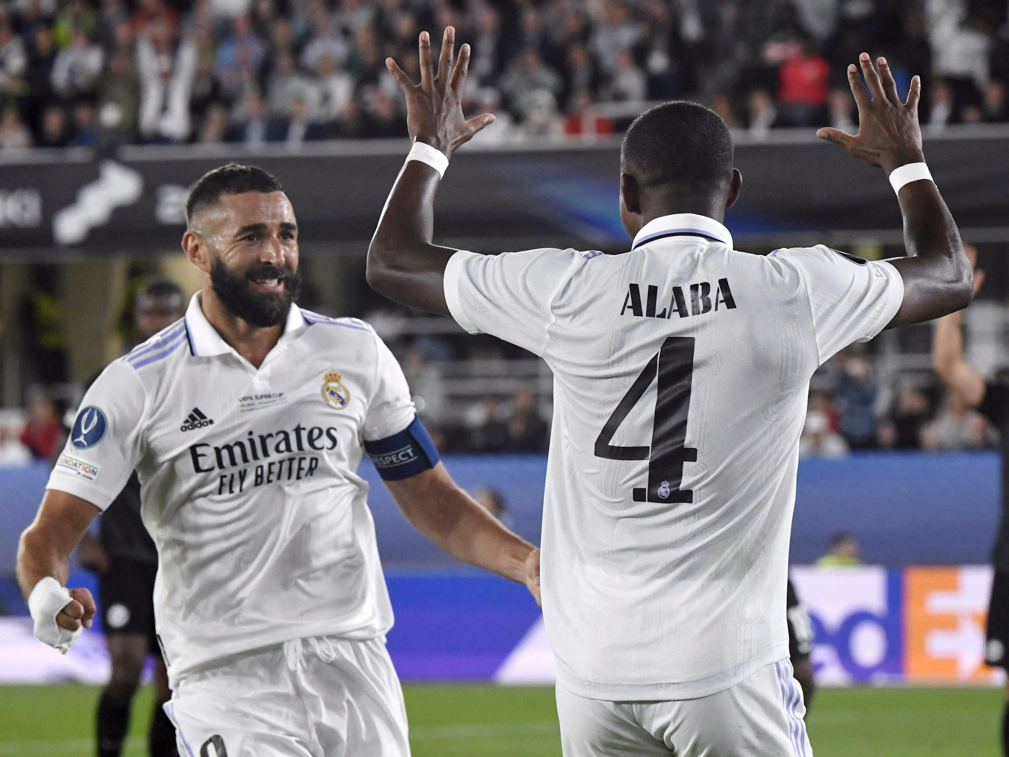 David Alaba und Karim Benzema jubeln über die Führung beim Supercup in Helsinki.
