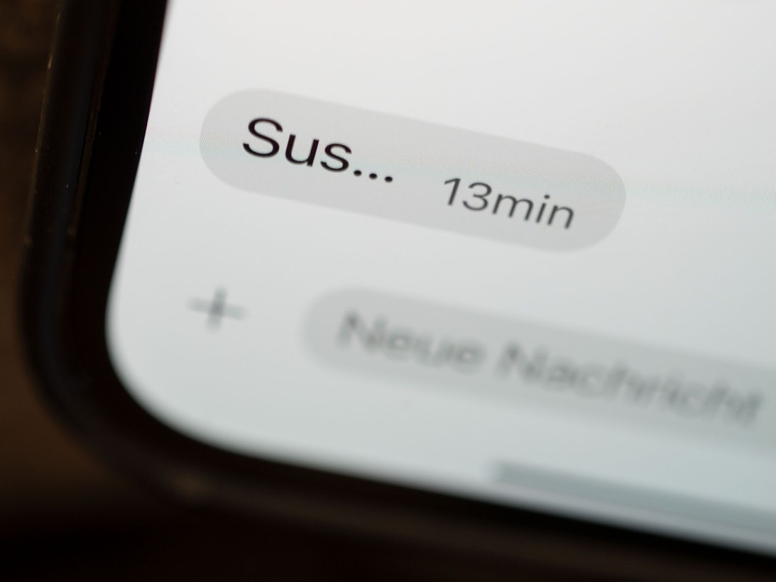 Das Wort „sus“ ist auf dem Display eines Mobiltelefons zu sehen. Es steht wie schon 2021 als Jugendwort des Jahres zur Wahl.