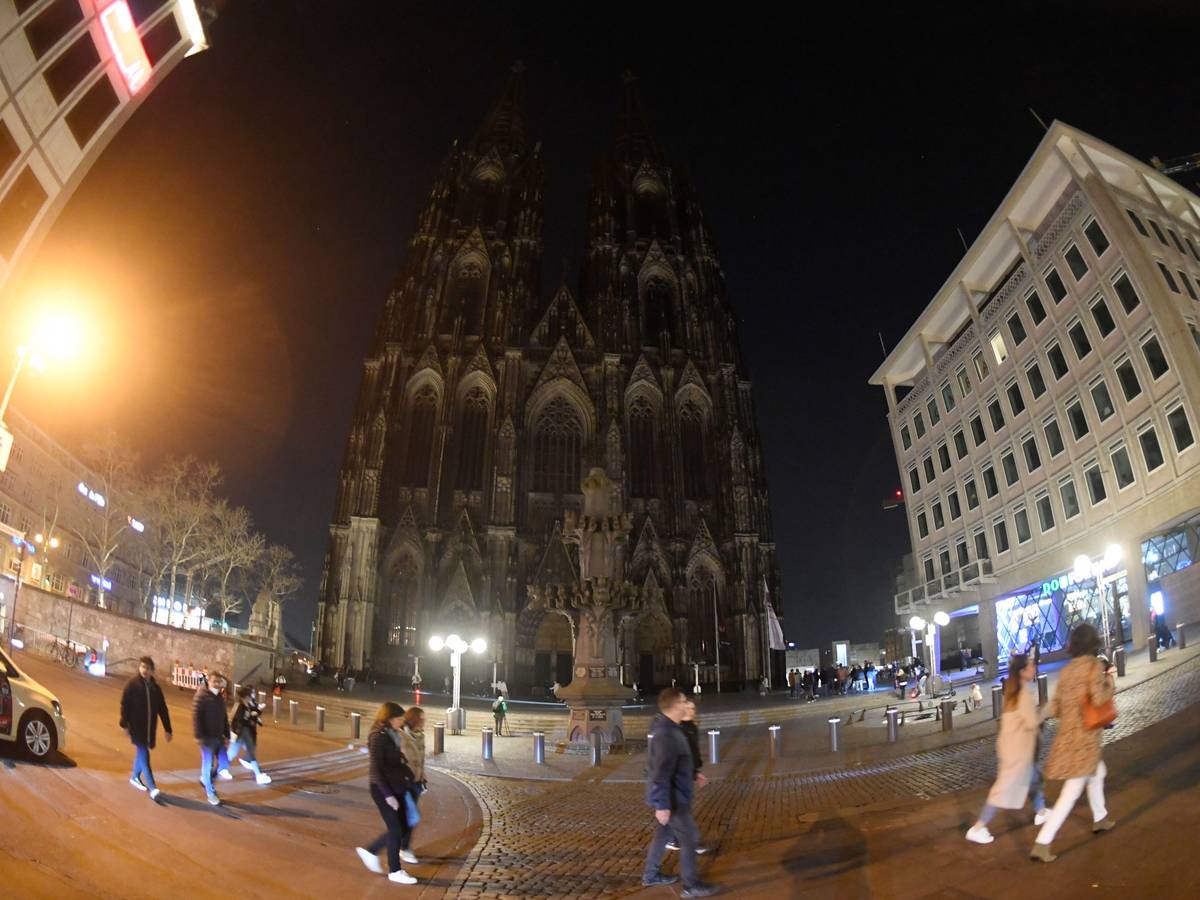 Blick auf den Kölner Dom nach 20.30 Uhr am 26. März 2022. Anlässlich der Earth Hour wurde die Beleuchtung für eine Stunde ausgeschaltet.