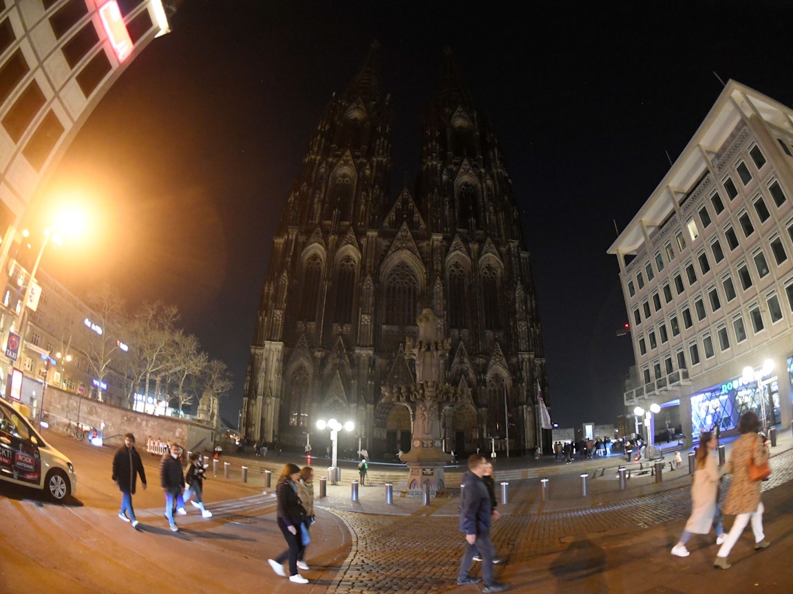 Blick auf den Kölner Dom nach 20.30 Uhr am 26. März 2022. Anlässlich der Earth Hour wurde die Beleuchtung für eine Stunde ausgeschaltet.