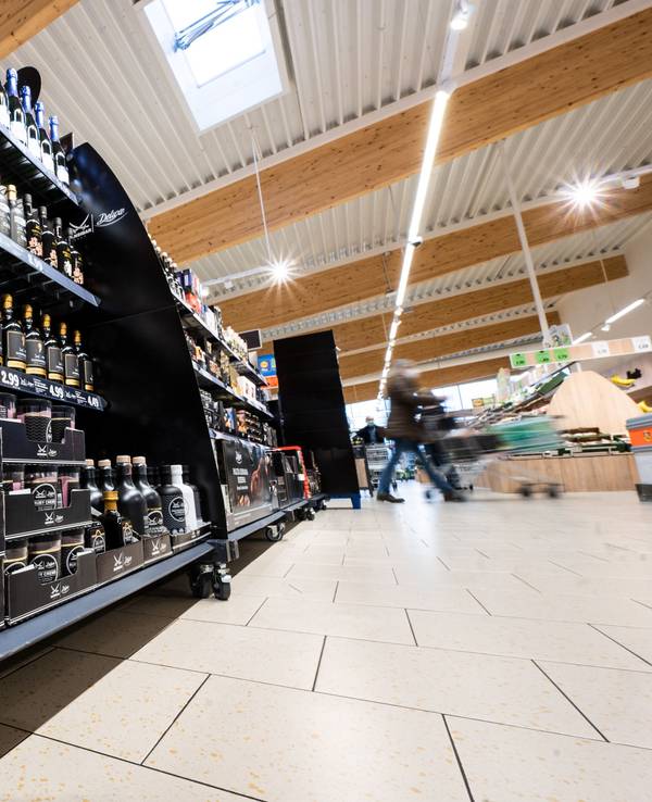 Blick auf ein Kaffeeregal eines Discounters (Archivbild aus dem Jahr 2021): Tchibo teilte mit, dass eine Traditions-Kaffeemarke nun aus den Regalen verschwinden wird.