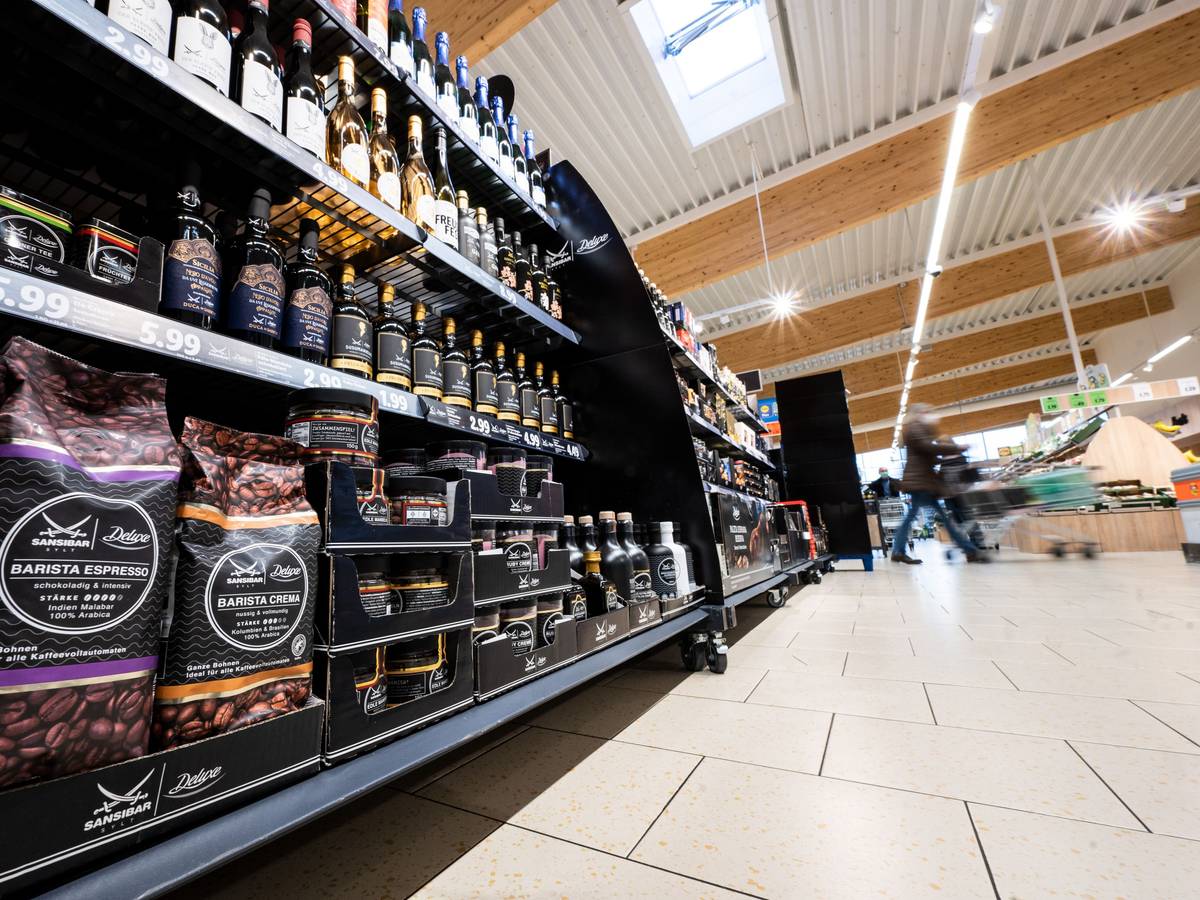 Blick auf ein Kaffeeregal eines Discounters (Archivbild aus dem Jahr 2021): Tchibo teilte mit, dass eine Traditions-Kaffeemarke nun aus den Regalen verschwinden wird.