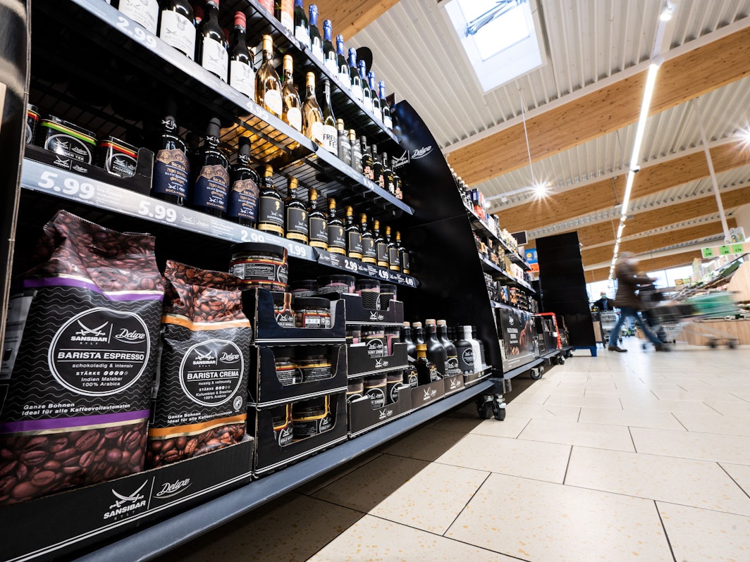 Blick auf ein Kaffeeregal eines Discounters (Archivbild aus dem Jahr 2021): Tchibo teilte mit, dass eine Traditions-Kaffeemarke nun aus den Regalen verschwinden wird.