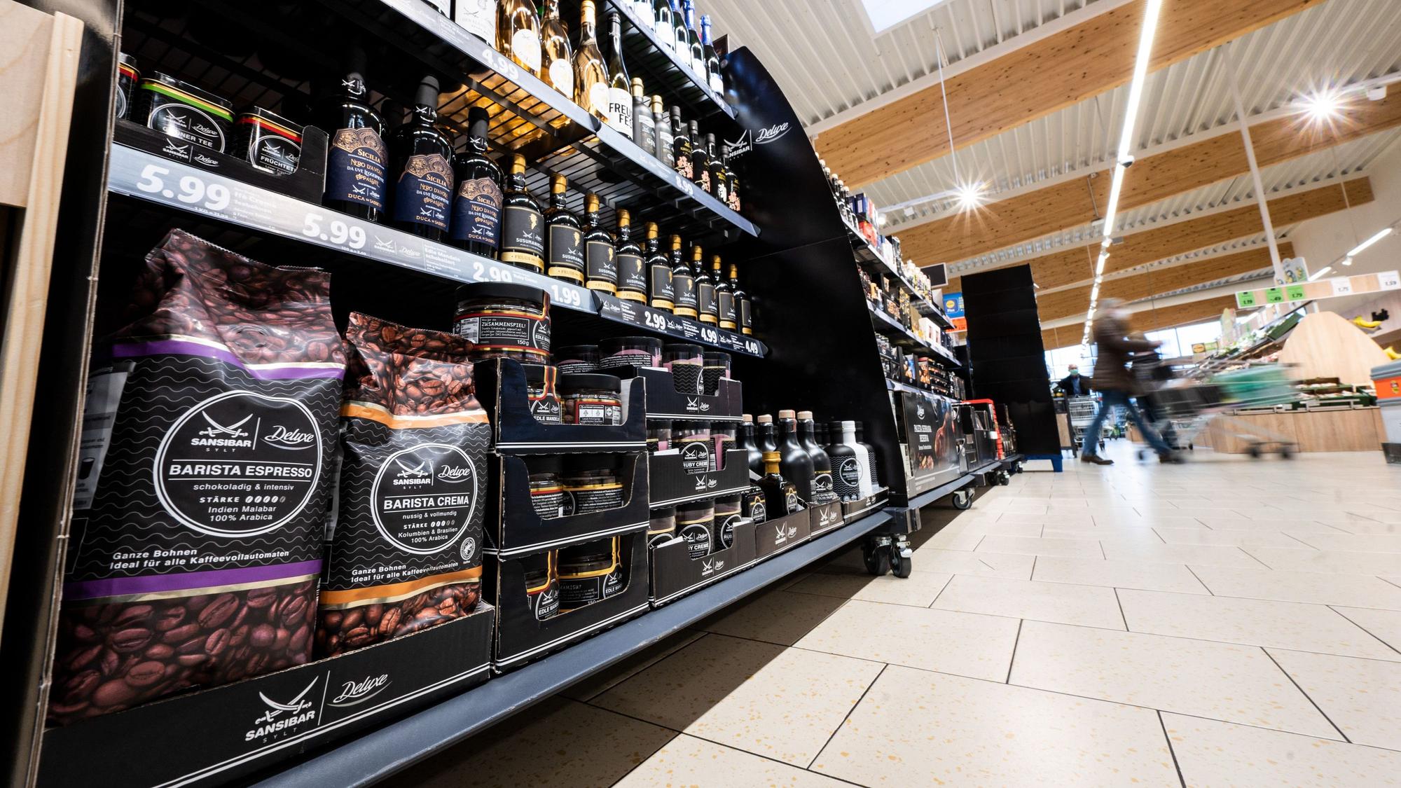 Blick auf ein Kaffeeregal eines Discounters (Archivbild aus dem Jahr 2021): Tchibo teilte mit, dass eine Traditions-Kaffeemarke nun aus den Regalen verschwinden wird.