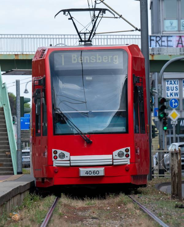 Die KVB-Bahn vom Typ K4000 ist ohne Klimaanlage unterwegs.