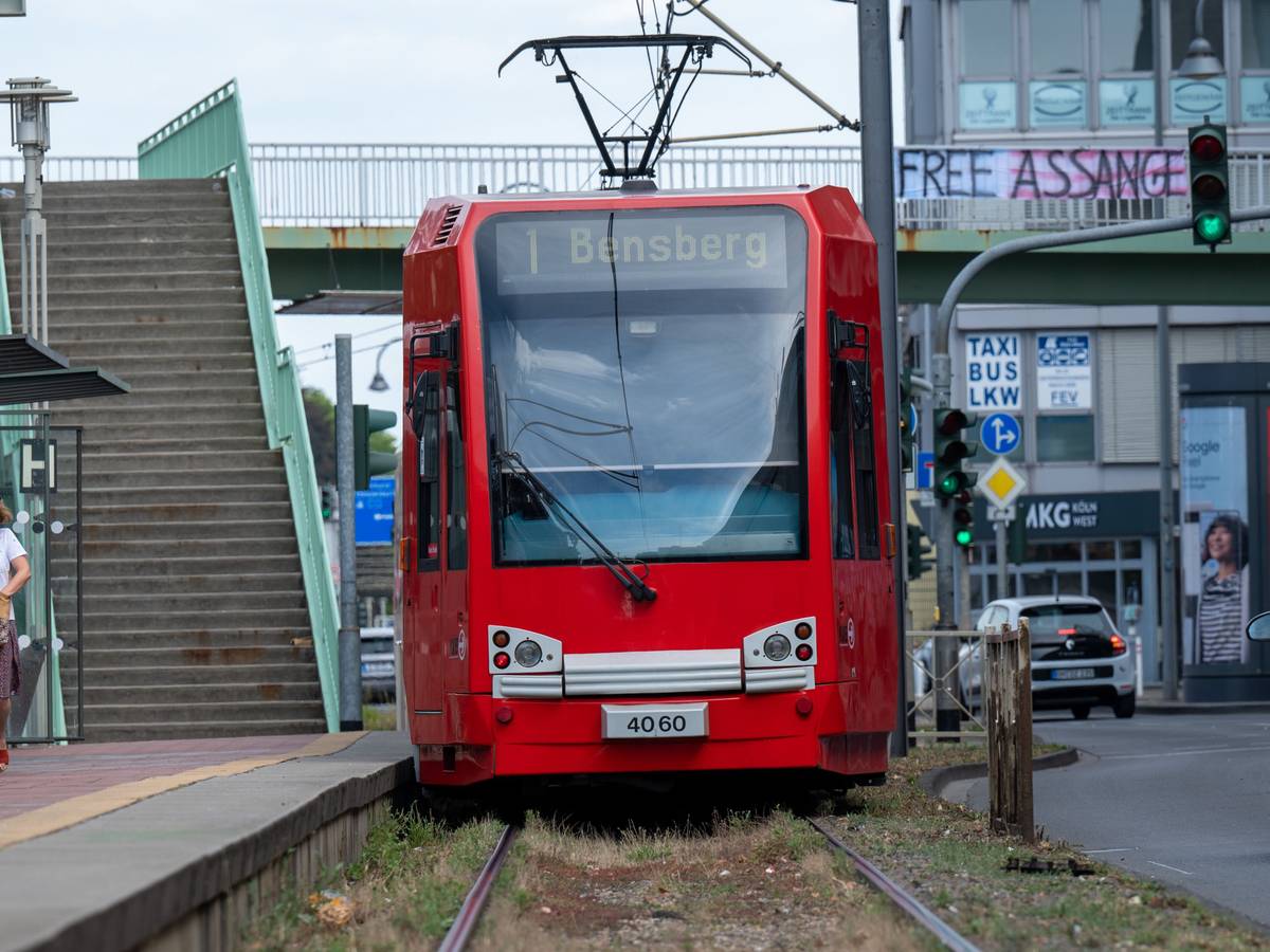 Die KVB-Bahn vom Typ K4000 ist ohne Klimaanlage unterwegs.