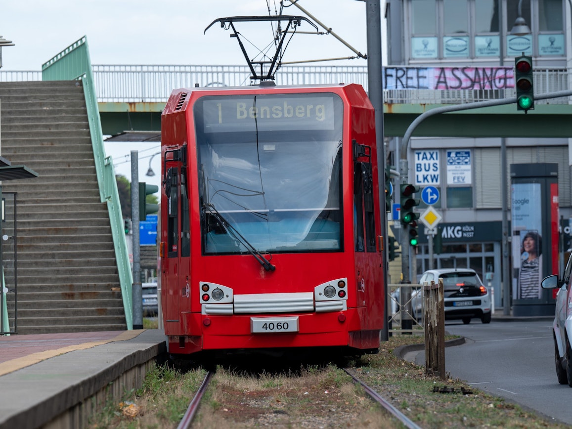 Die KVB-Bahn vom Typ K4000 ist ohne Klimaanlage unterwegs.