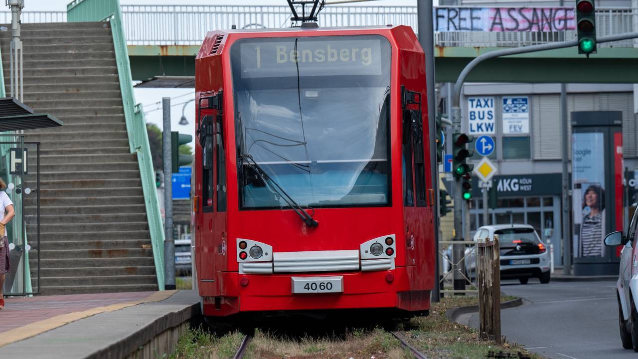 Die KVB-Bahn vom Typ K4000 ist ohne Klimaanlage unterwegs.