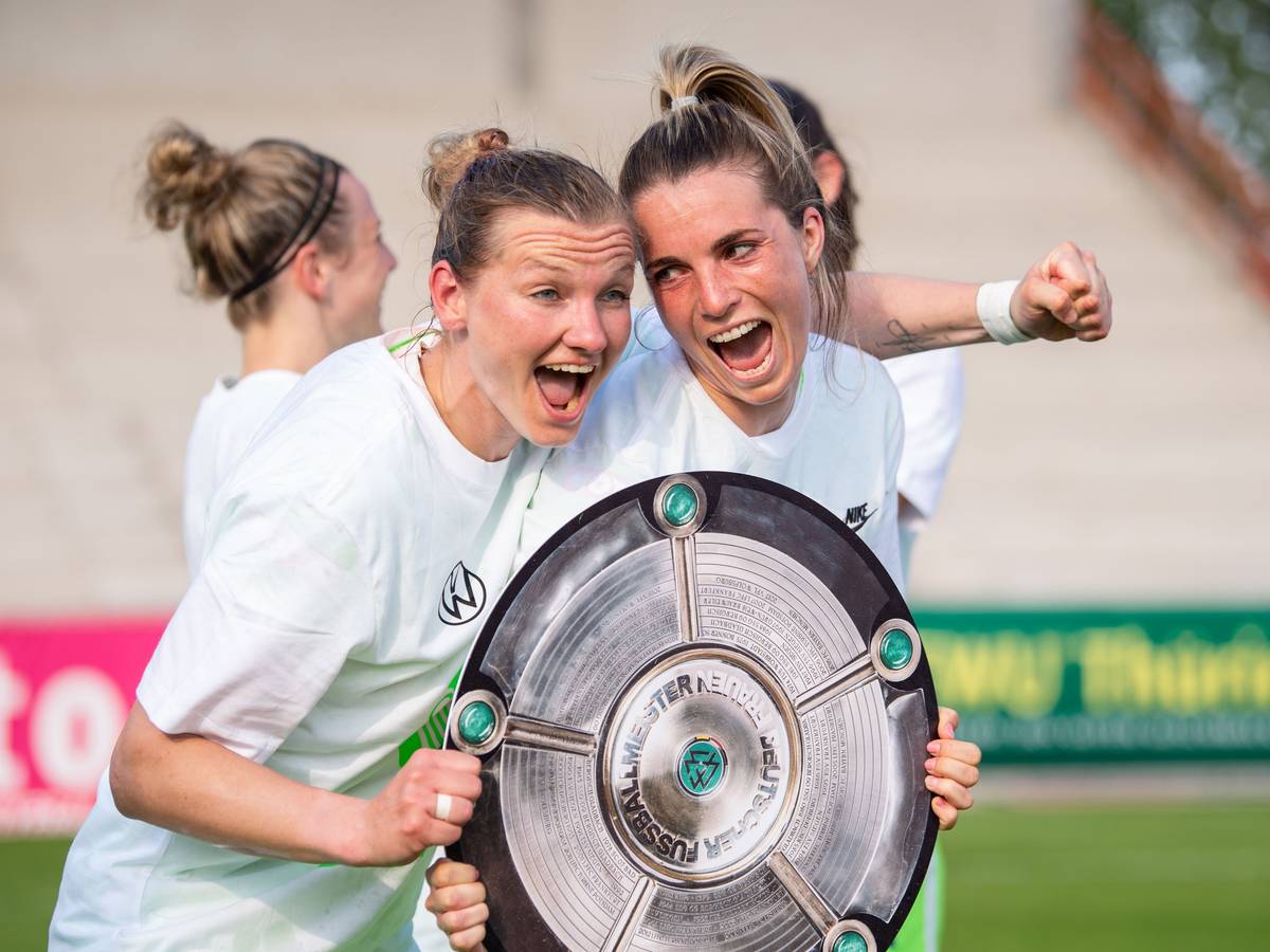 Wolfsburgs Alexandra Popp (l) und Wolfsburgs Sandra Starke halten nach dem Spiel eine Nachbildung der Meisterschale in der Hand und feiern die Deutsche Meisterschaft.