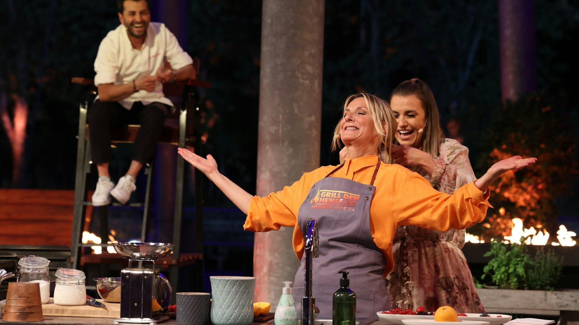 Laura Wontorra macht Kim Fisher einen Zopf