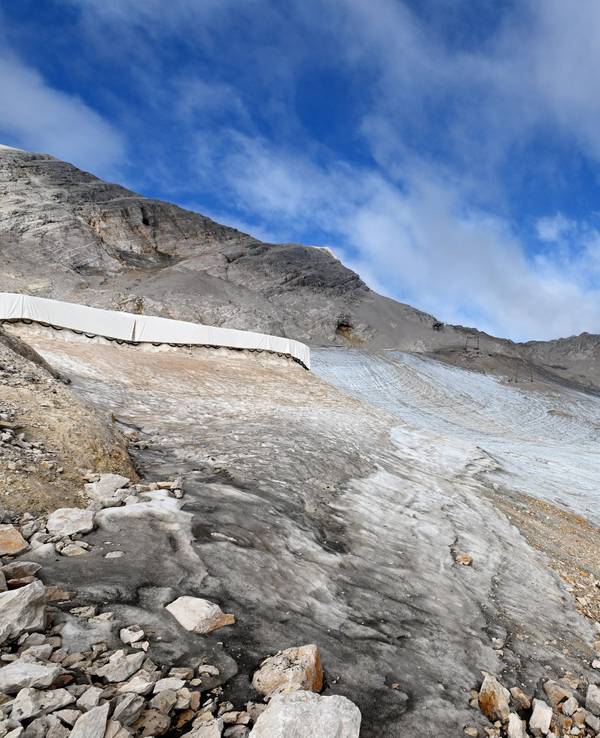 Das Eis des Blaueisgletschers, des Schneeferners auf der Zugspitze sowie des Höllentalferners ist innerhalb nur eines Jahres deutlich zurückgegangen. Das Foto entstand am 8. August 2022 am nördlichen Schneeferner.