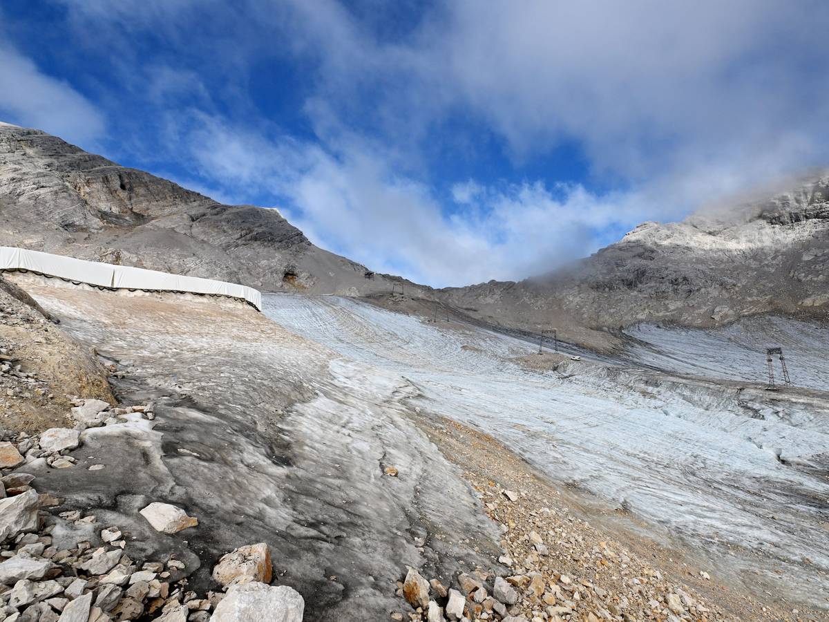 Das Eis des Blaueisgletschers, des Schneeferners auf der Zugspitze sowie des Höllentalferners ist innerhalb nur eines Jahres deutlich zurückgegangen. Das Foto entstand am 8. August 2022 am nördlichen Schneeferner.