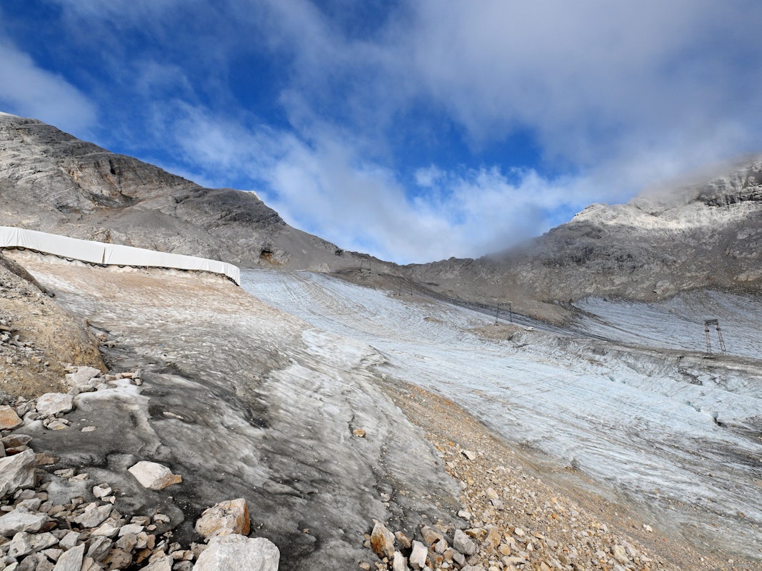Das Eis des Blaueisgletschers, des Schneeferners auf der Zugspitze sowie des Höllentalferners ist innerhalb nur eines Jahres deutlich zurückgegangen. Das Foto entstand am 8. August 2022 am nördlichen Schneeferner.