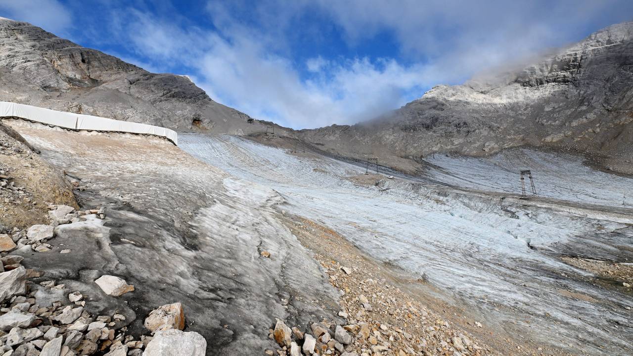 Das Eis des Blaueisgletschers, des Schneeferners auf der Zugspitze sowie des Höllentalferners ist innerhalb nur eines Jahres deutlich zurückgegangen. Das Foto entstand am 8. August 2022 am nördlichen Schneeferner.