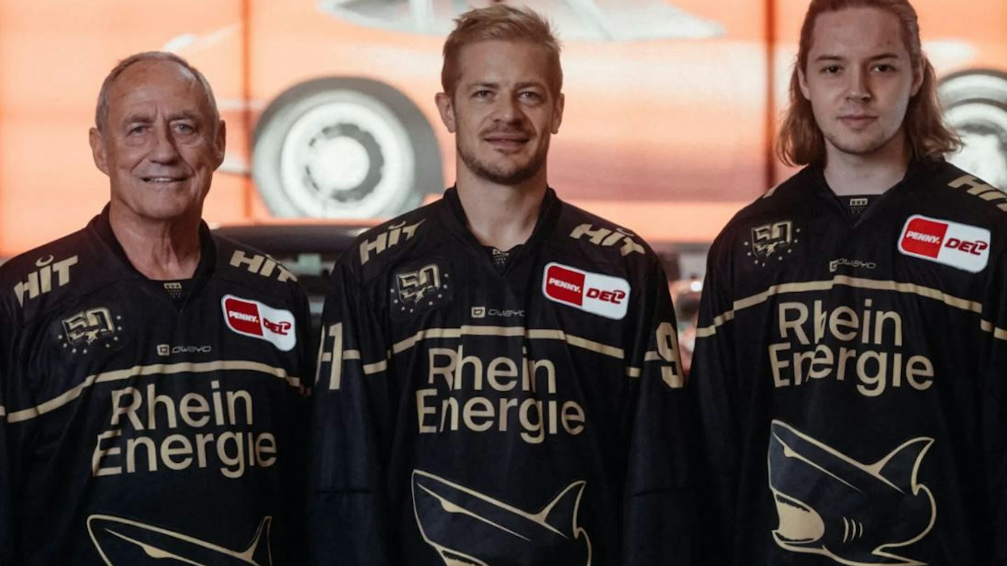Kölner Haie in schwarz-gold: Langemann, Müller und Lunemann im Jubiläums-Trikot zum 50. Geburtstag.
