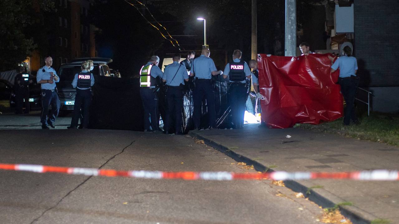 Solingen: Polizeibeamte halten an einem Tatort einen Sichtschutz bei der Arbeit der Spurensicherung. Ein Mann ist mit einem Messer getötet worden.