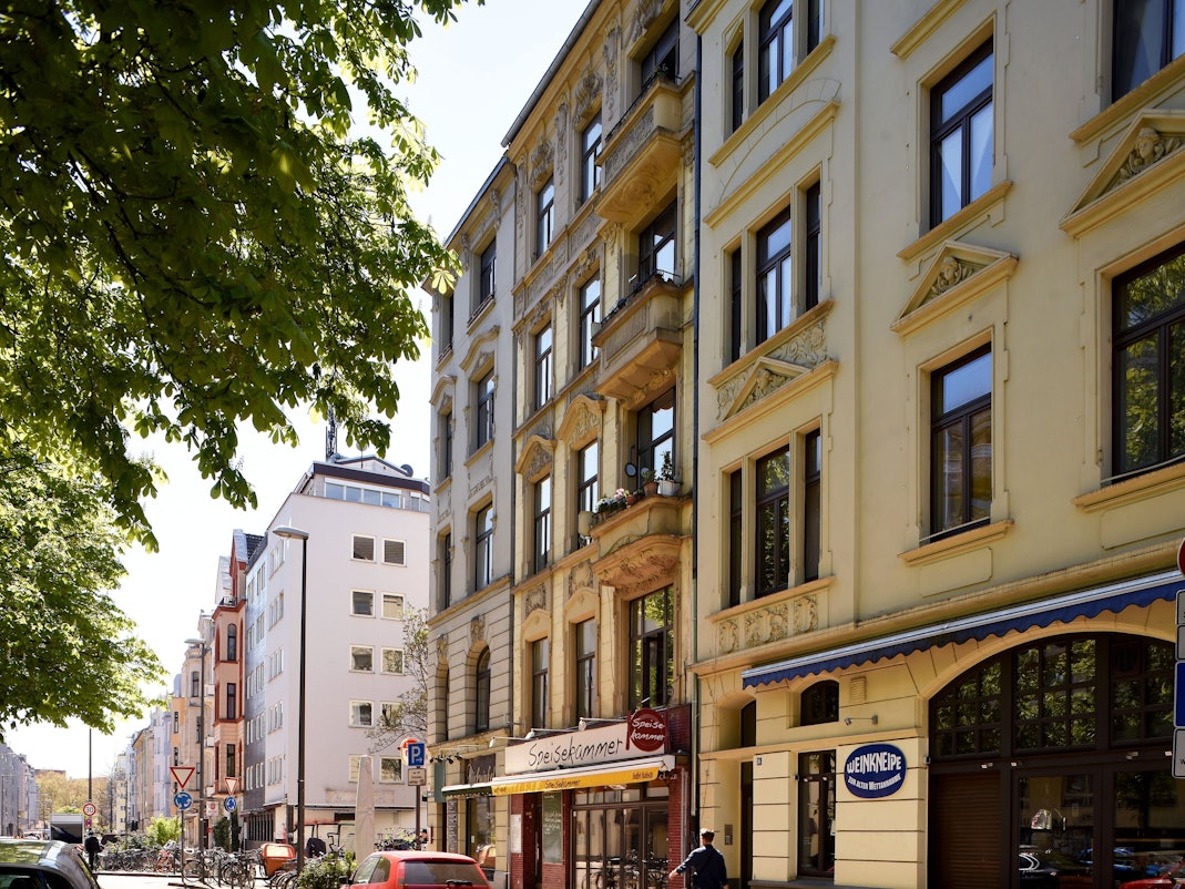 Wohnhäuser mit historischer Fassade in der Südstadt auf der Alteburger Straße.