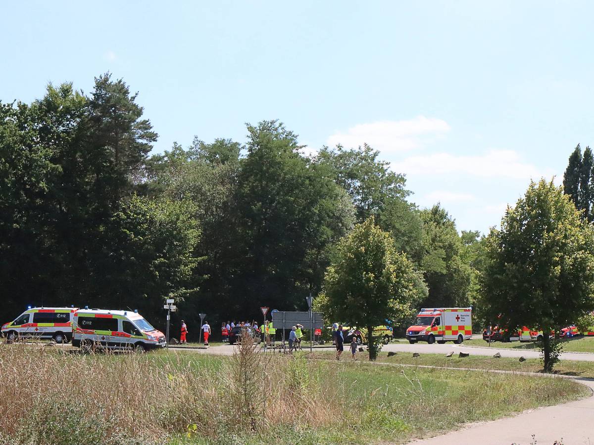 Rettungskräfte stehen am 11. August am Legoland in Günzburg, wo bei einem Achterbahn-Unfall mehrere Menschen verletzt wurden.