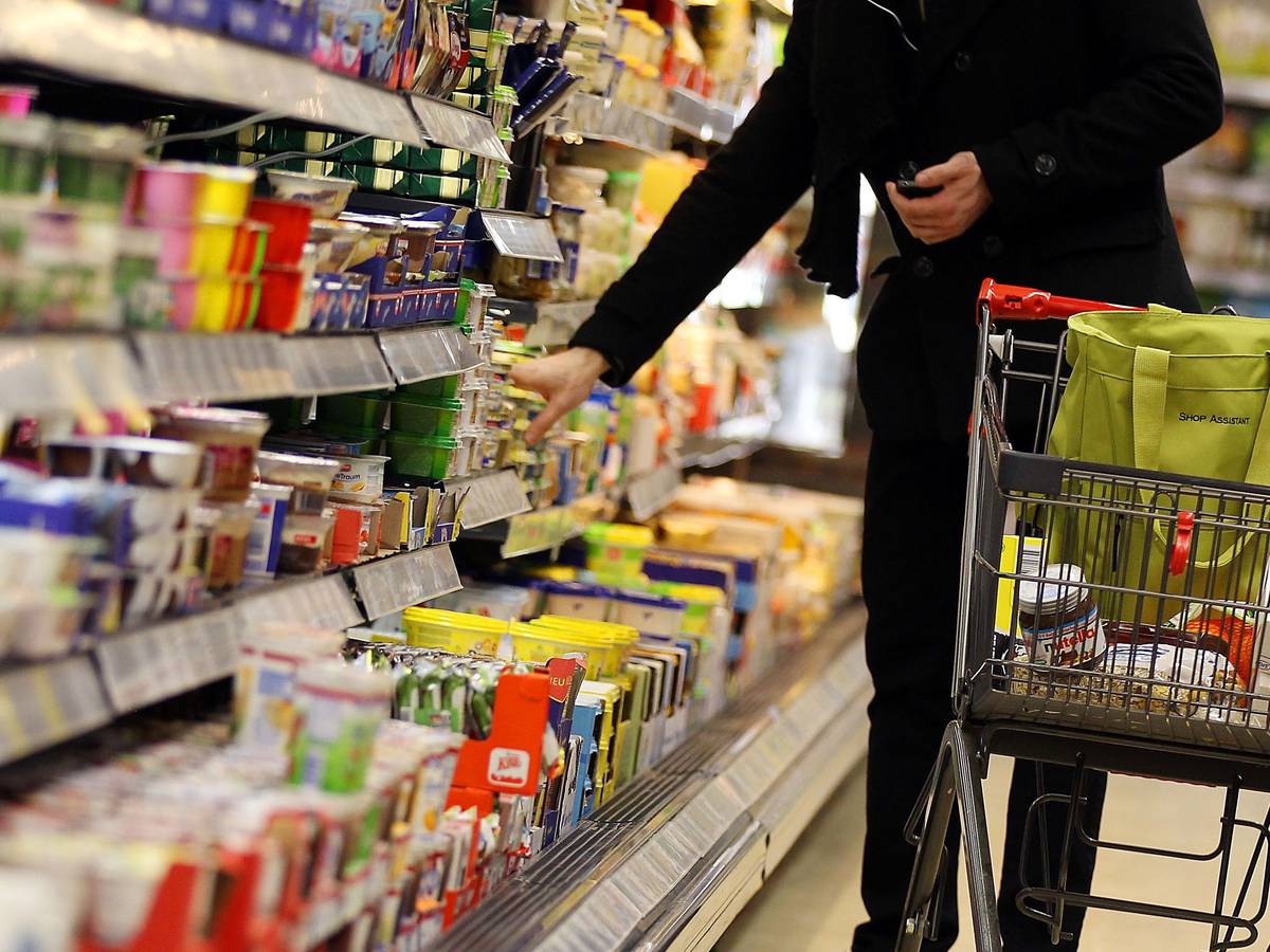 Bei einer Margarine wurde jetzt kräftig getrickst. Unser Foto zeigt einen Kunden vor einem Kühlregal in einem Supermarkt.