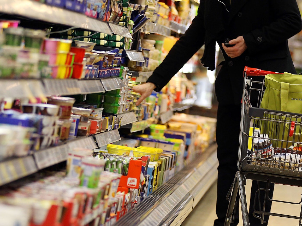 Bei einer Margarine wurde jetzt kräftig getrickst. Unser Foto zeigt einen Kunden vor einem Kühlregal in einem Supermarkt.