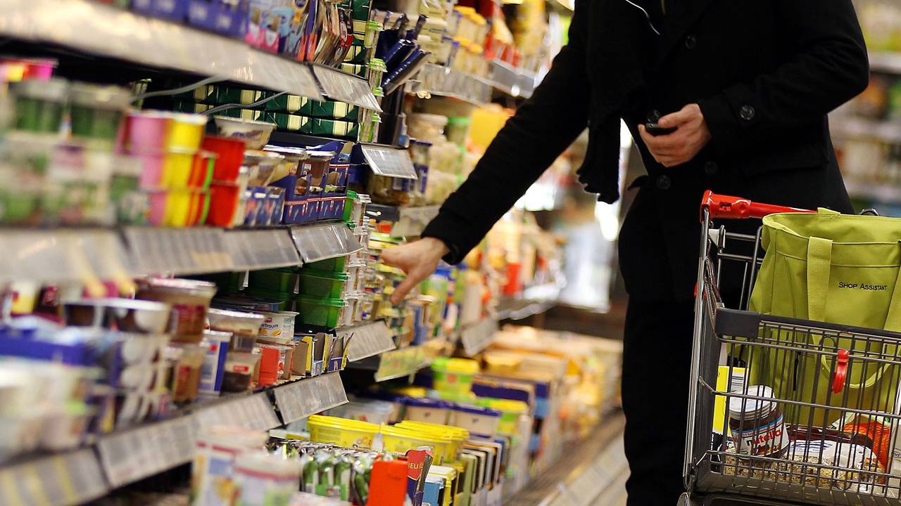 Bei einer Margarine wurde jetzt kräftig getrickst. Unser Foto zeigt einen Kunden vor einem Kühlregal in einem Supermarkt.