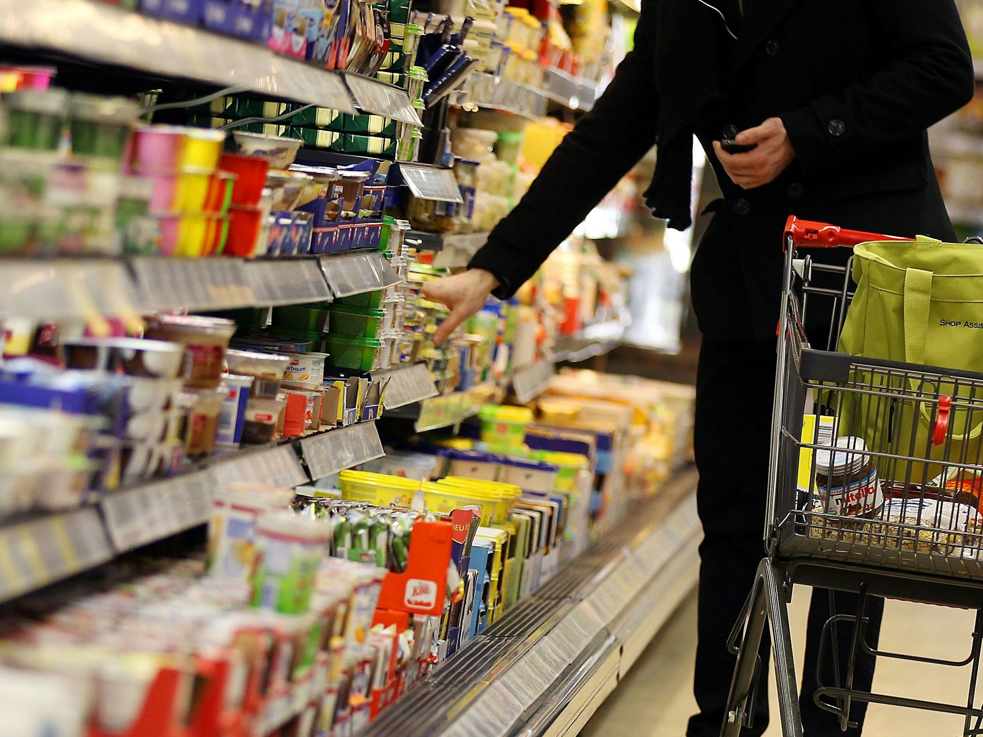 Bei einer Margarine wurde jetzt kräftig getrickst. Unser Foto zeigt einen Kunden vor einem Kühlregal in einem Supermarkt.