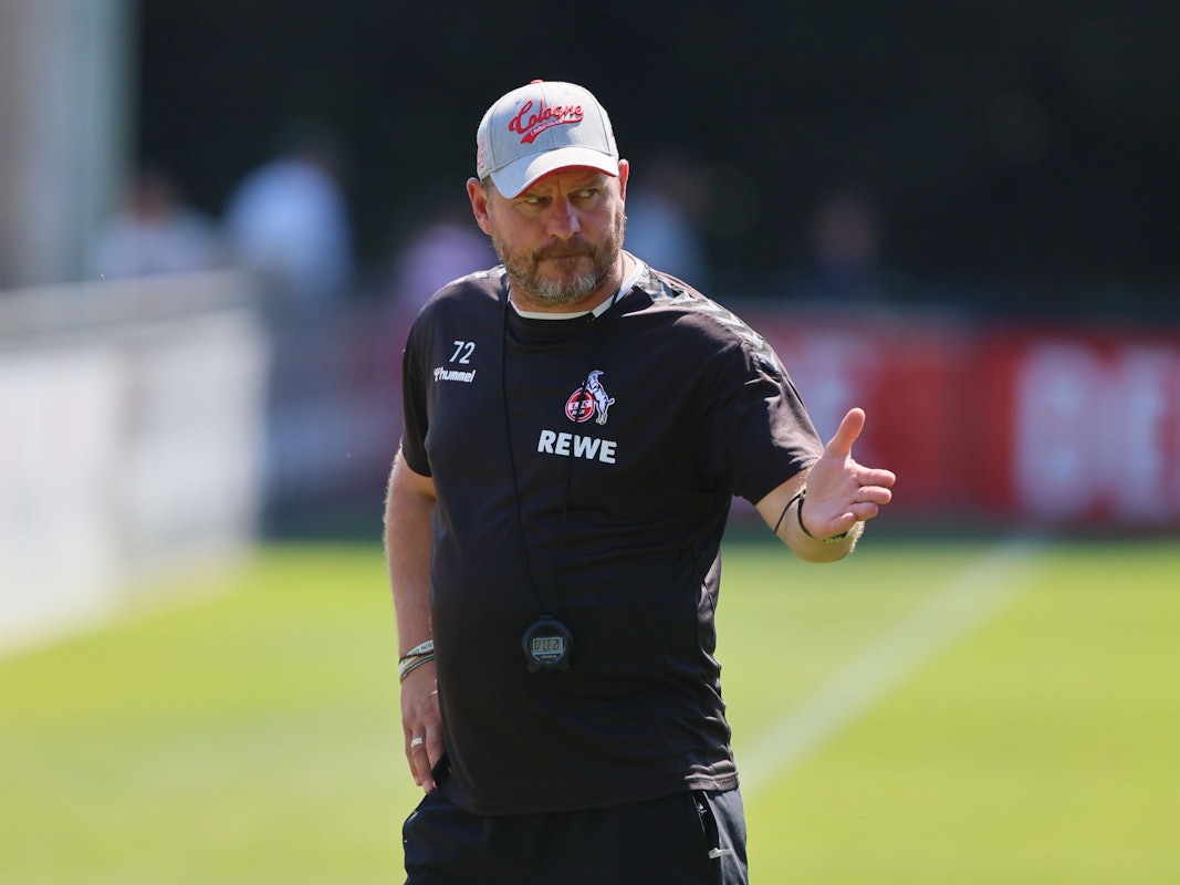 Steffen Baumgart gestikuliert im FC-Training.