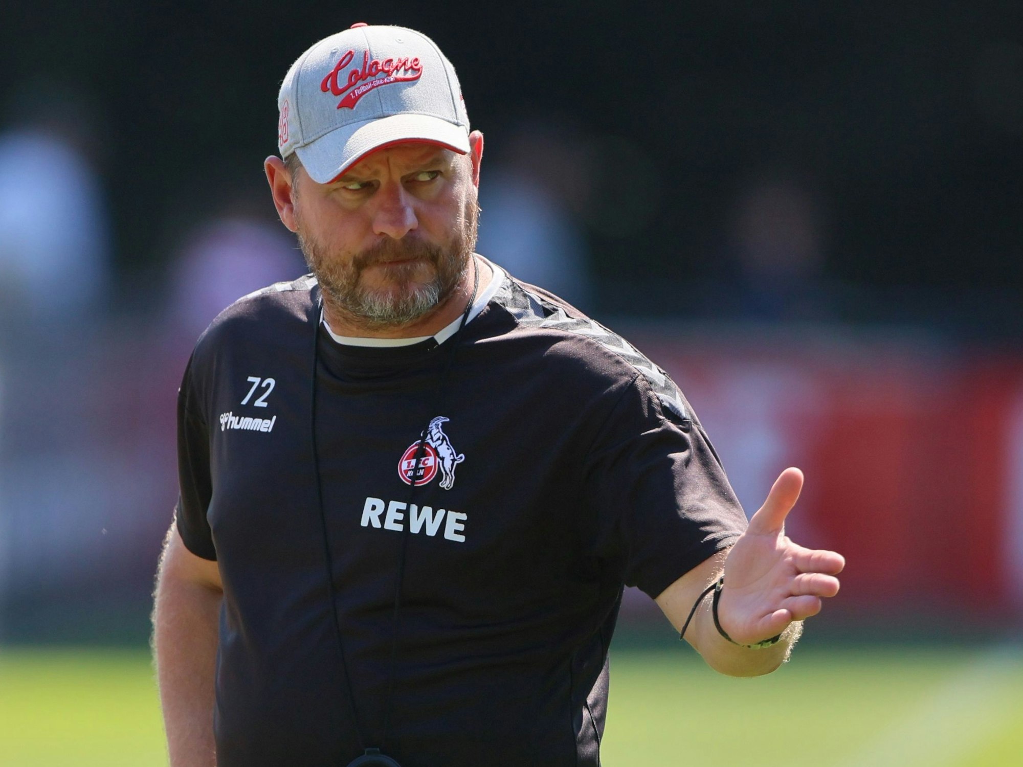 Steffen Baumgart gestikuliert im FC-Training.