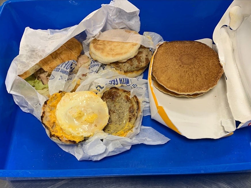 Das vom Flughafen Darwin veröffentlichte Foto zeigt die MC Muffins, die ein Mann aus Indonesien als Reiseproviant mitgenommen hatte.