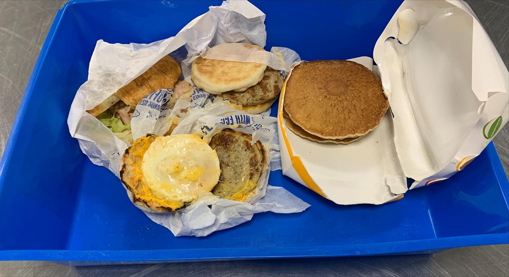 Das vom Flughafen Darwin veröffentlichte Foto zeigt die MC Muffins, die ein Mann aus Indonesien als Reiseproviant mitgenommen hatte.