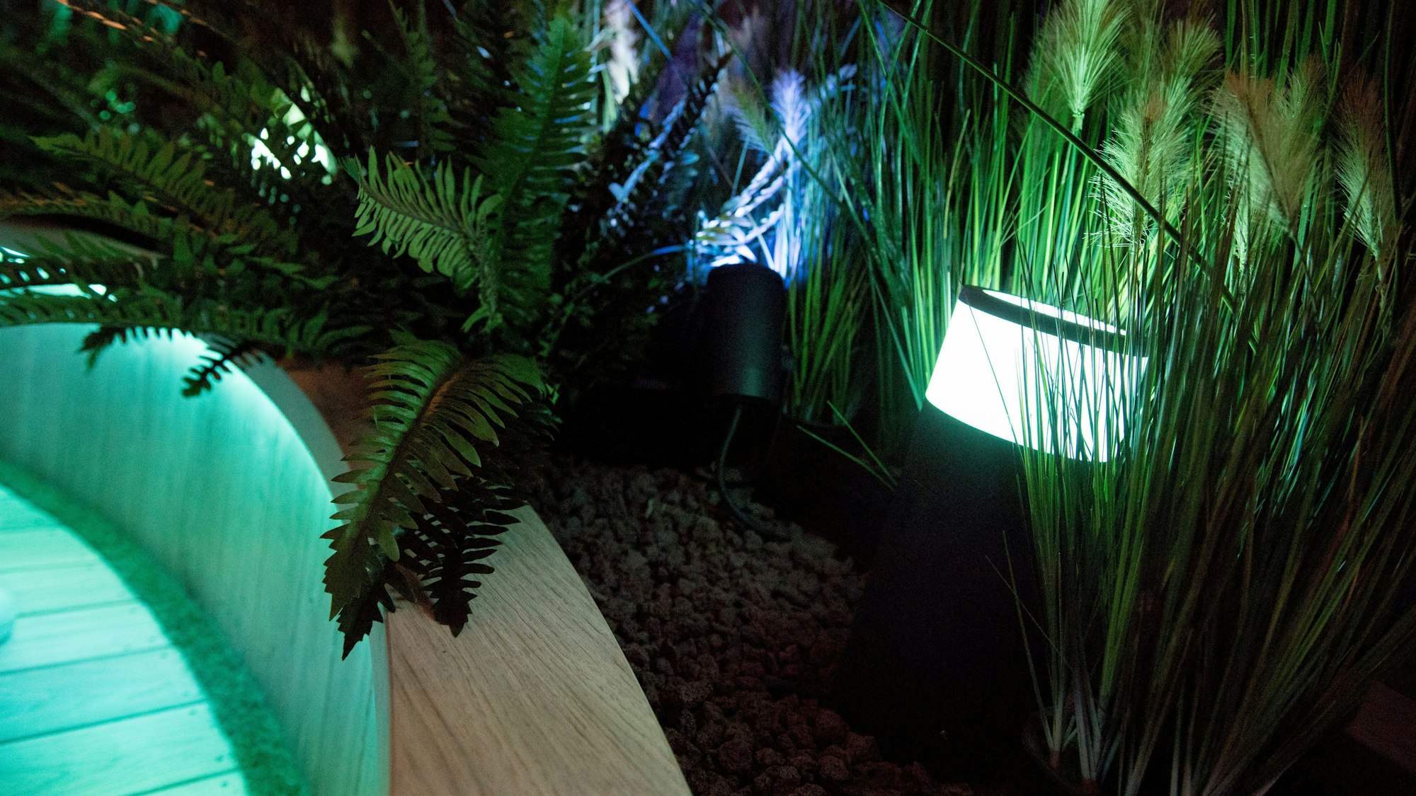 Licht im Garten wirkt sich auch auf die Tiere dort aus, etwa Insekten oder Vögel. Für sie wird durch das Licht die Nacht zum Tag, wodurch sie sich anders verhalten.